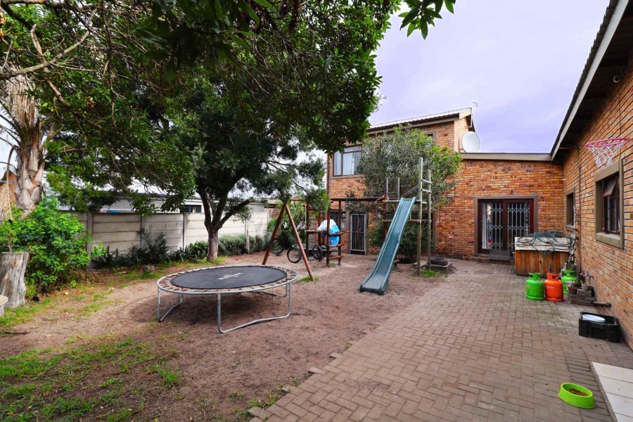 4 Bedroom Property for Sale in Sandbaai Western Cape